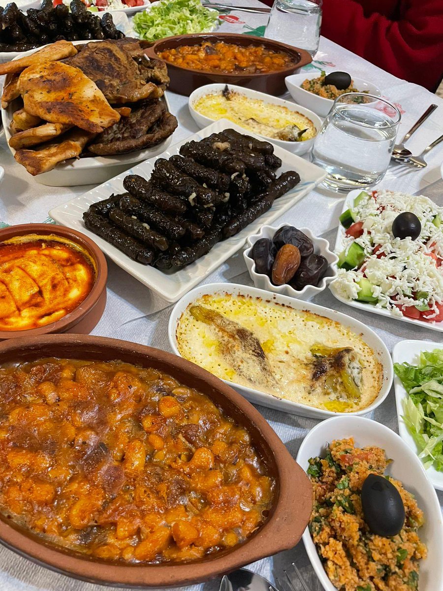 Na 7 jaar als bekeerling alleen te zijn geweest tijdens iftar en mijn eten te hebben moeten opwarmen in de microgolf, is het echt een onbeschrijfelijk zalig gevoel om nu dagelijks mijn vasten te kunnen verbreken met een Albanese iftar in familieverband. Zo dankbaar voor dit.