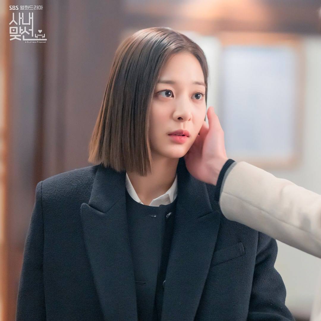 DramalandBR's tweet photo. 📸 | Eles são tudinho na nossa segunda-feira! Imagens promocionais de #BusinessProposal com #SeolInNa e #KimMinKyu. https://t.co/AdN2azdGTQ