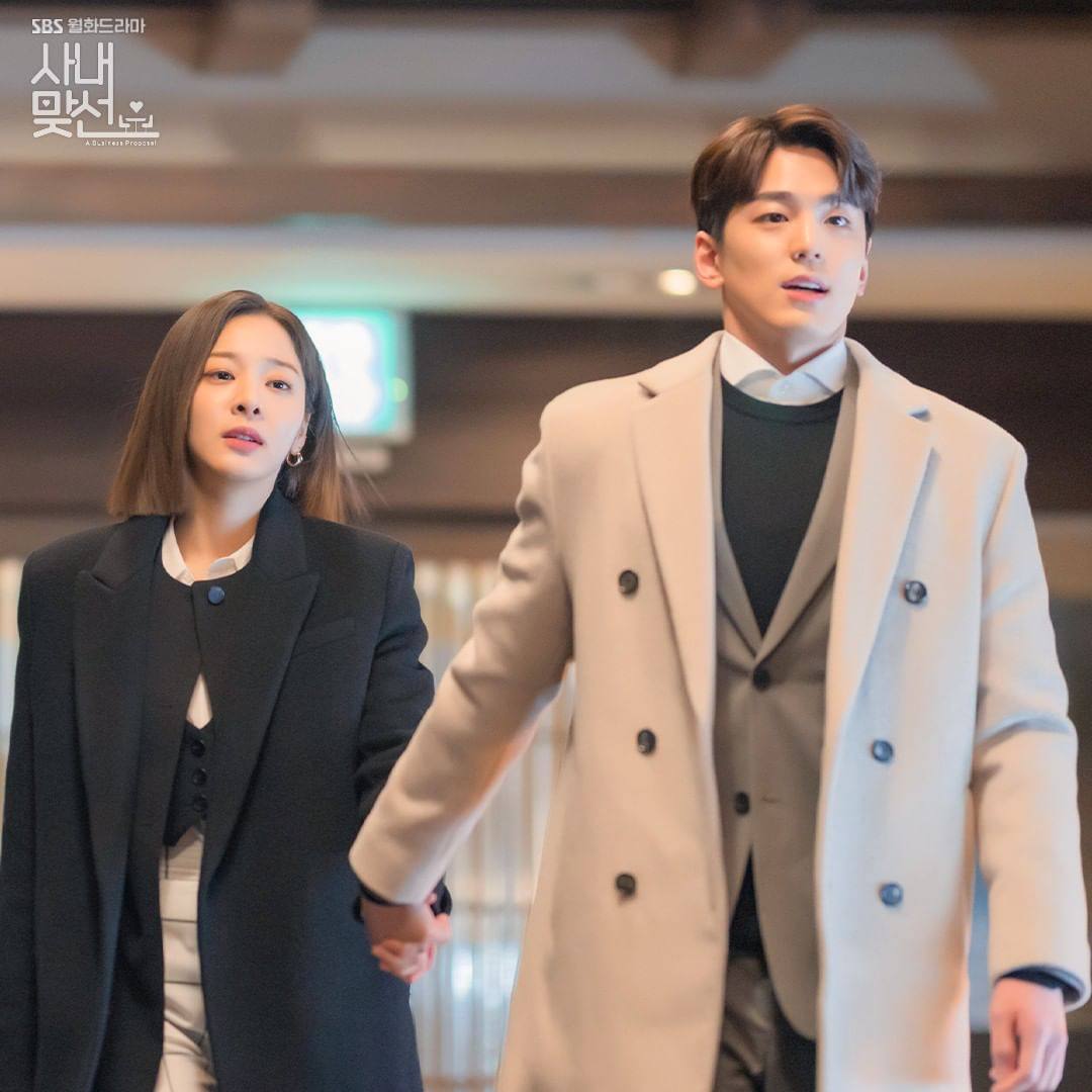 DramalandBR's tweet photo. 📸 | Eles são tudinho na nossa segunda-feira! Imagens promocionais de #BusinessProposal com #SeolInNa e #KimMinKyu. https://t.co/AdN2azdGTQ