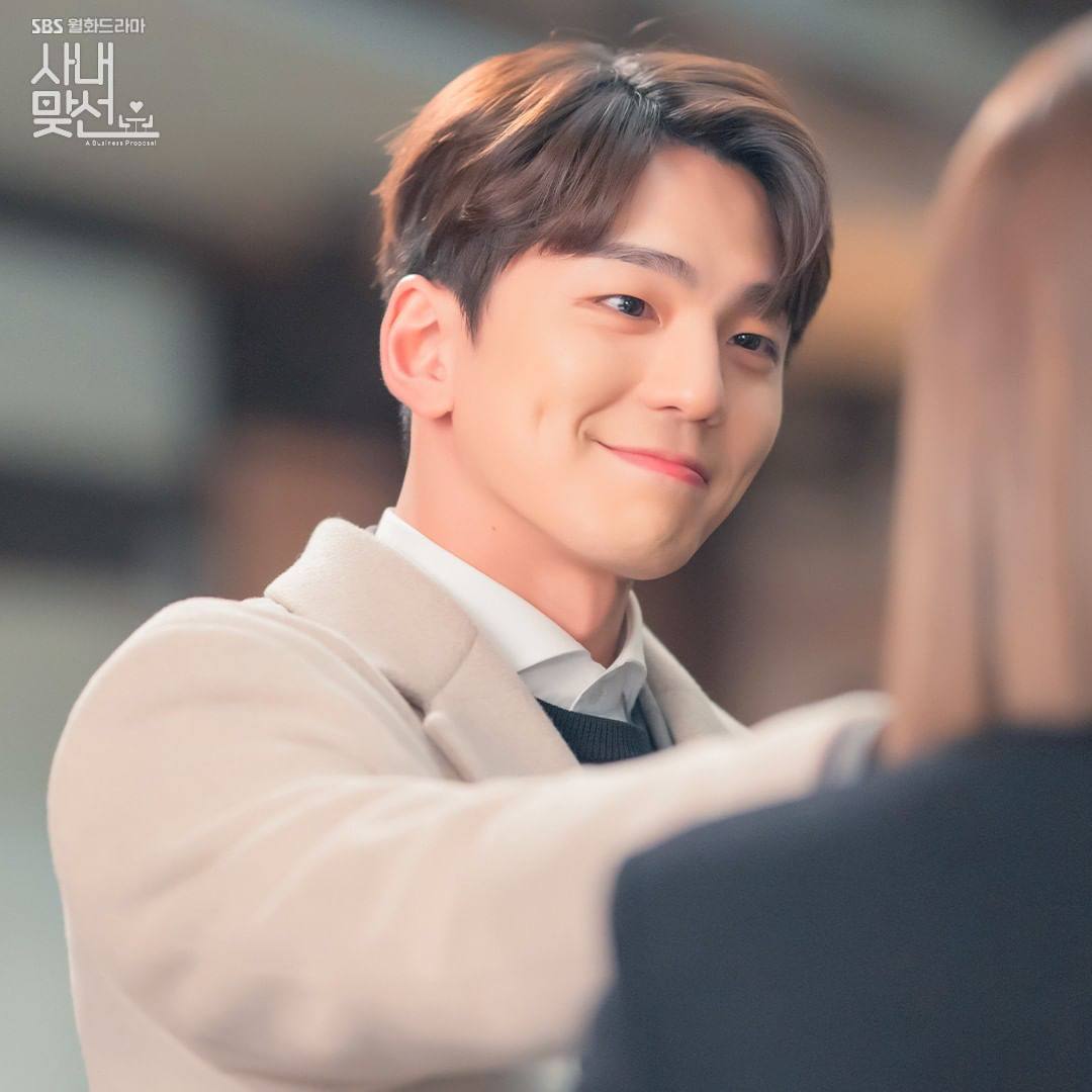 DramalandBR's tweet photo. 📸 | Eles são tudinho na nossa segunda-feira! Imagens promocionais de #BusinessProposal com #SeolInNa e #KimMinKyu. https://t.co/AdN2azdGTQ