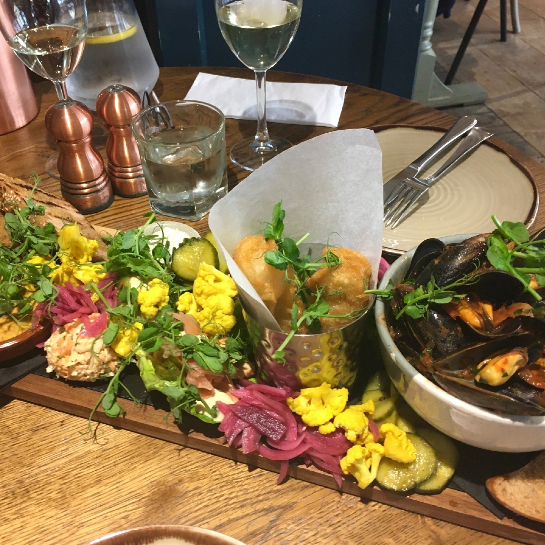 TheLitton's tweet photo. A little look at the fish sharing platter that was enjoyed by The Studio Somerset. All of our fish is sustainably sourced from the UK, Cornwall and local waters 🎣

#springmenu #localproduce #locallysourced #awardwinning #destinationpub #countrypub #somerset #thelitton https://t.co/3eFLmdiUMr