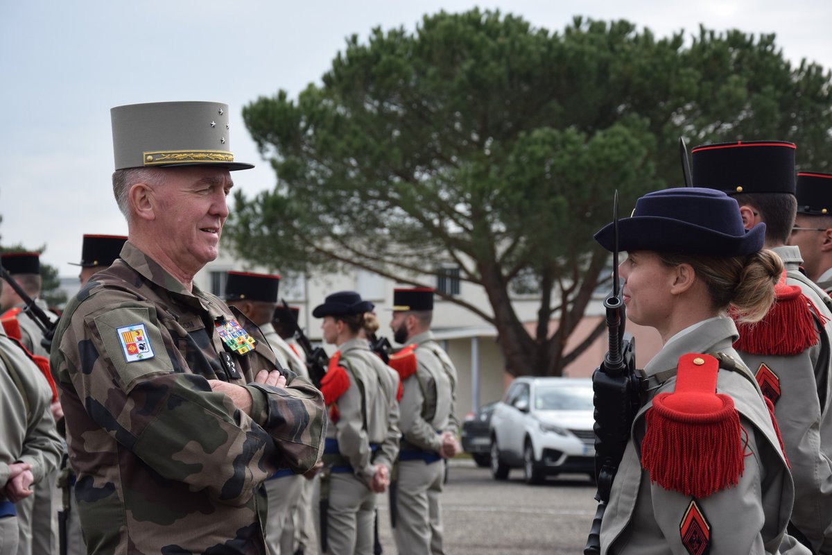 cdc31RG's tweet photo. 1ère visite au #31RG pour le GCA Pascal Facon, commandant de la zone Terre Sud. Présentation des missions et capacités à haute valeur ajoutée : NRJ, travaux, eau, plongeurs, démineurs, ouverture d’itinéraire, puis entretien avec les sapeurs du 31, tjrs prêts à ouvrir la route ! https://t.co/ZNVJj0dnl0
