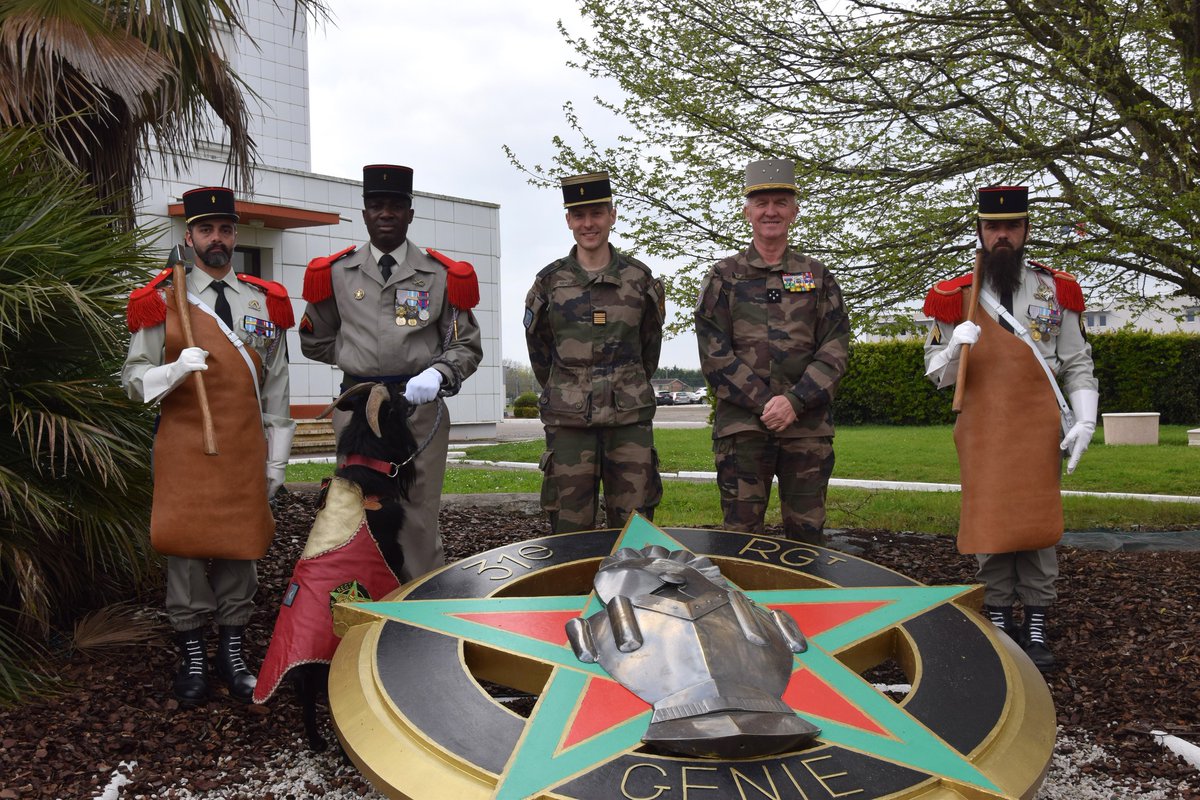 cdc31RG's tweet photo. 1ère visite au #31RG pour le GCA Pascal Facon, commandant de la zone Terre Sud. Présentation des missions et capacités à haute valeur ajoutée : NRJ, travaux, eau, plongeurs, démineurs, ouverture d’itinéraire, puis entretien avec les sapeurs du 31, tjrs prêts à ouvrir la route ! https://t.co/ZNVJj0dnl0