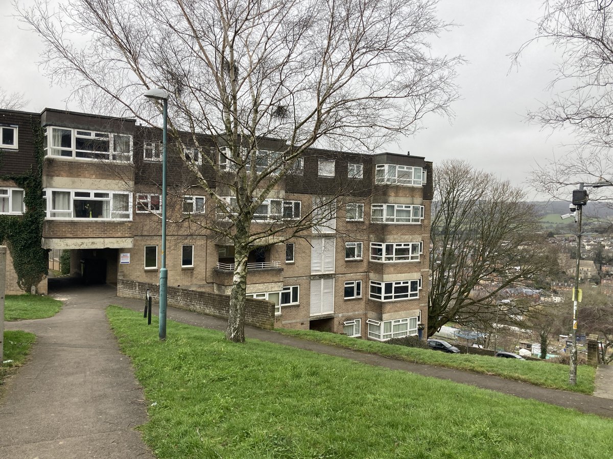We are looking to commission 2 artists to design and produce permanent artworks at Nouncells Cross in Stroud to make the footpath more appealing for people to use.
Deadline for submissions: Thursday 21st April 2022 
sva.org.uk/artist-opportu…