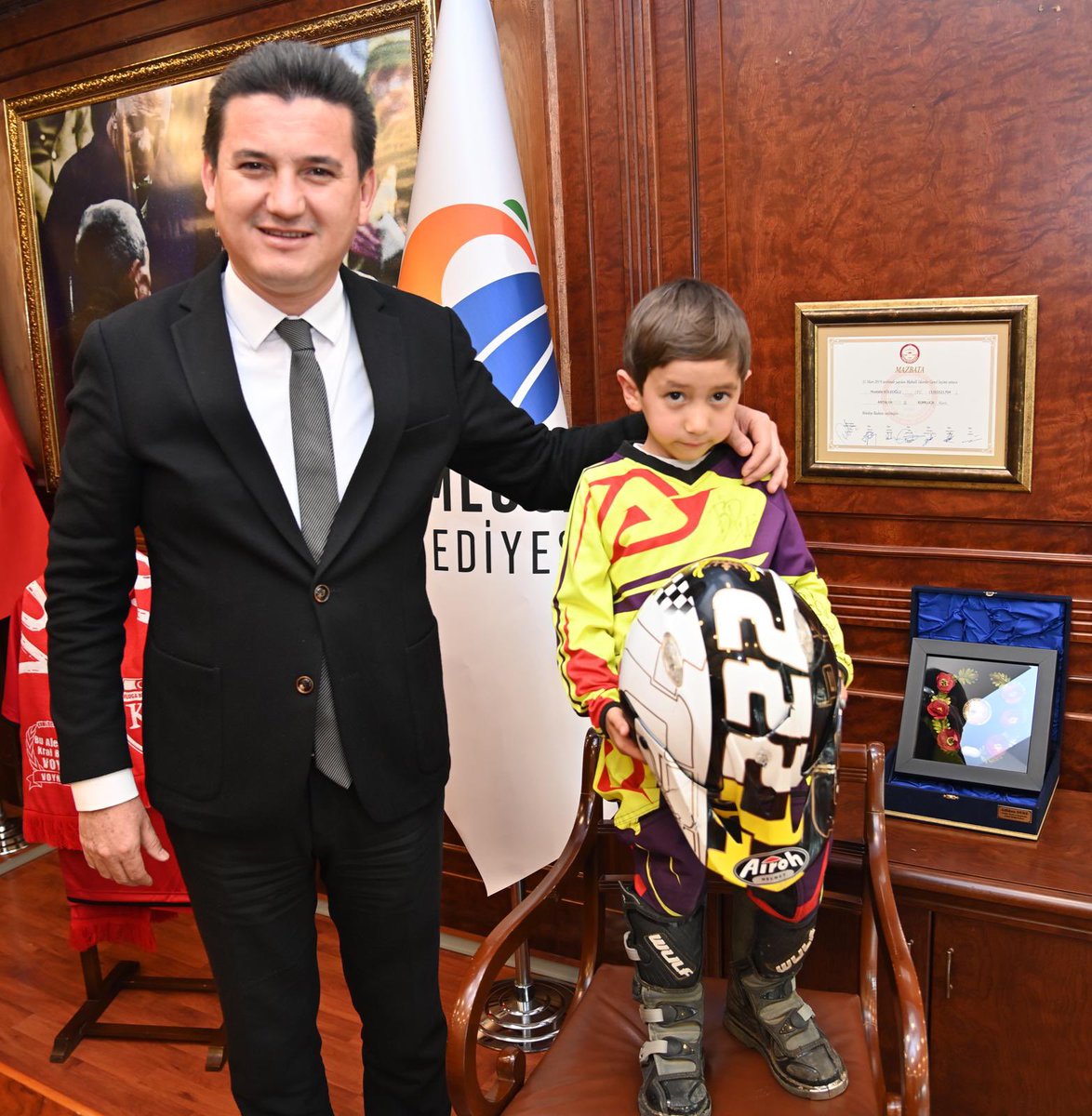 mustafakoleoglu's tweet photo. 9-10 Nisan tarihleri arasında Afyonkarahisar’da gerçekleşecek Türkiye Liqui Moly Motokros Şampiyonasında 50 CC kategorisinde yarışacak Beykonak Enduro Motosiklet Kulübü minik sporcusu Berkan Karaöz, ziyaret de bulunarak  şampiyonluk için elinden geleni yapacağını belirtti. https://t.co/6xuEoEMSfH