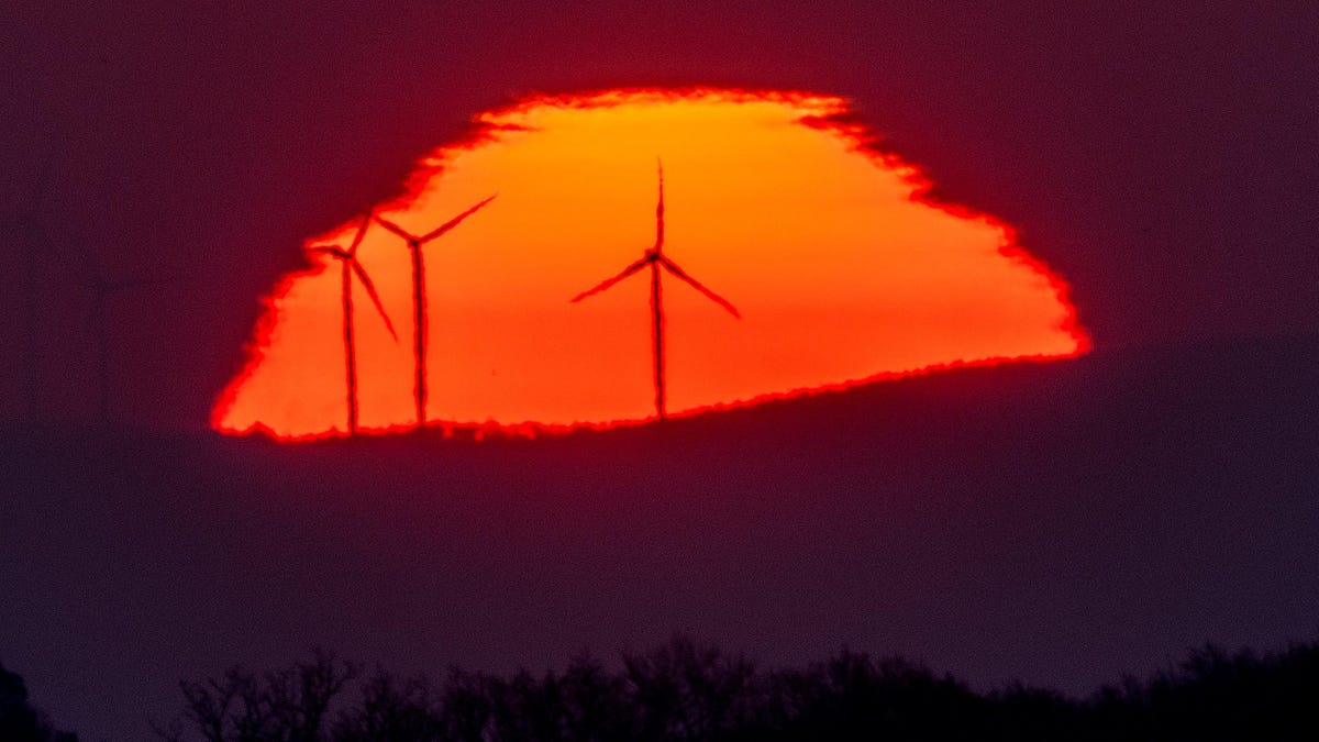 Gizmodo's tweet photo. ‘It’s Now Or Never’: We Have 3 Years to Reverse Course, Major Climate Report Finds https://t.co/VQuYElndjq https://t.co/QOR0s8p0Q2