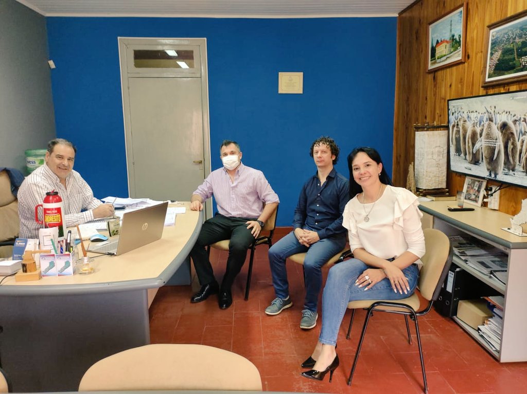 #Hoy, junto al Intendente Municipal de Dos de Mayo José Luis Garay firmamos un contrato de comodato donde nos presta el CIC para el funcionamiento del aula satélite destinada a la "T S en Producción Agroalimentaria"
<a href="/cjdechat/">Christian Dechat</a>
<a href="/JoseLuGaray/">José Luis Garay</a> 
<a href="/jalbertogalarza/">Juan Alberto Galarza</a> 
<a href="/grillo141/">Ruben Dario</a>