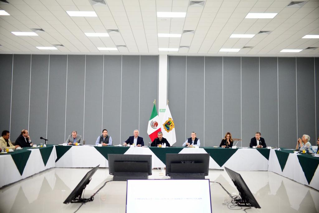 mrikelme's tweet photo. Hoy me reuní con el Comité del ISN, para dar seguimiento a diversas obras que se llevan a cabo en #Torreón y revisar el proyecto ejecutivo del Sistema Vial Cuatro Caminos, listo para arrancar su construcción el próximo 18 de abril. #Coahuila https://t.co/ulvZshvUdE
