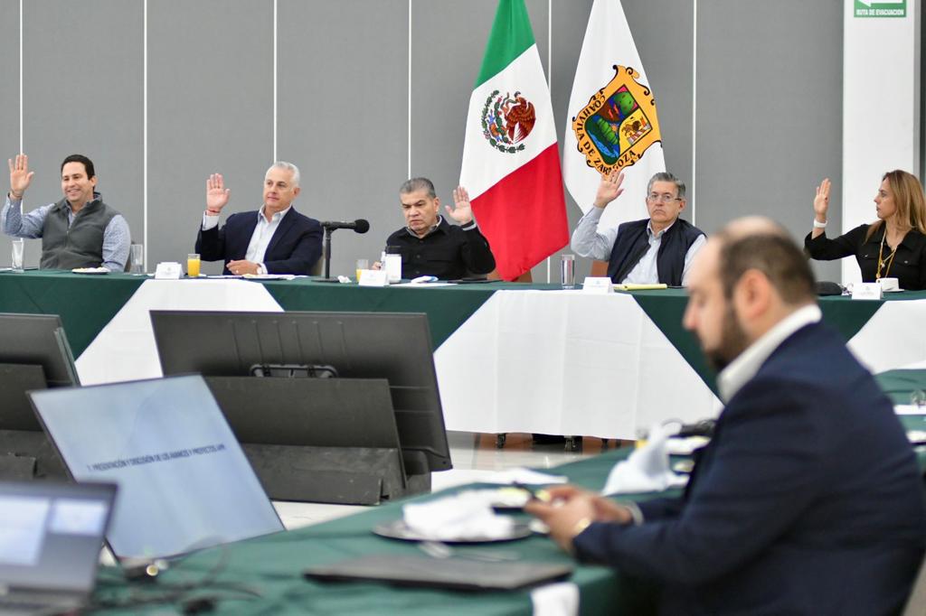 Hoy me reuní con el Comité del ISN, para dar seguimiento a diversas obras que se llevan a cabo en #Torreón y revisar el proyecto ejecutivo del Sistema Vial Cuatro Caminos, listo para arrancar su construcción el próximo 18 de abril. #Coahuila