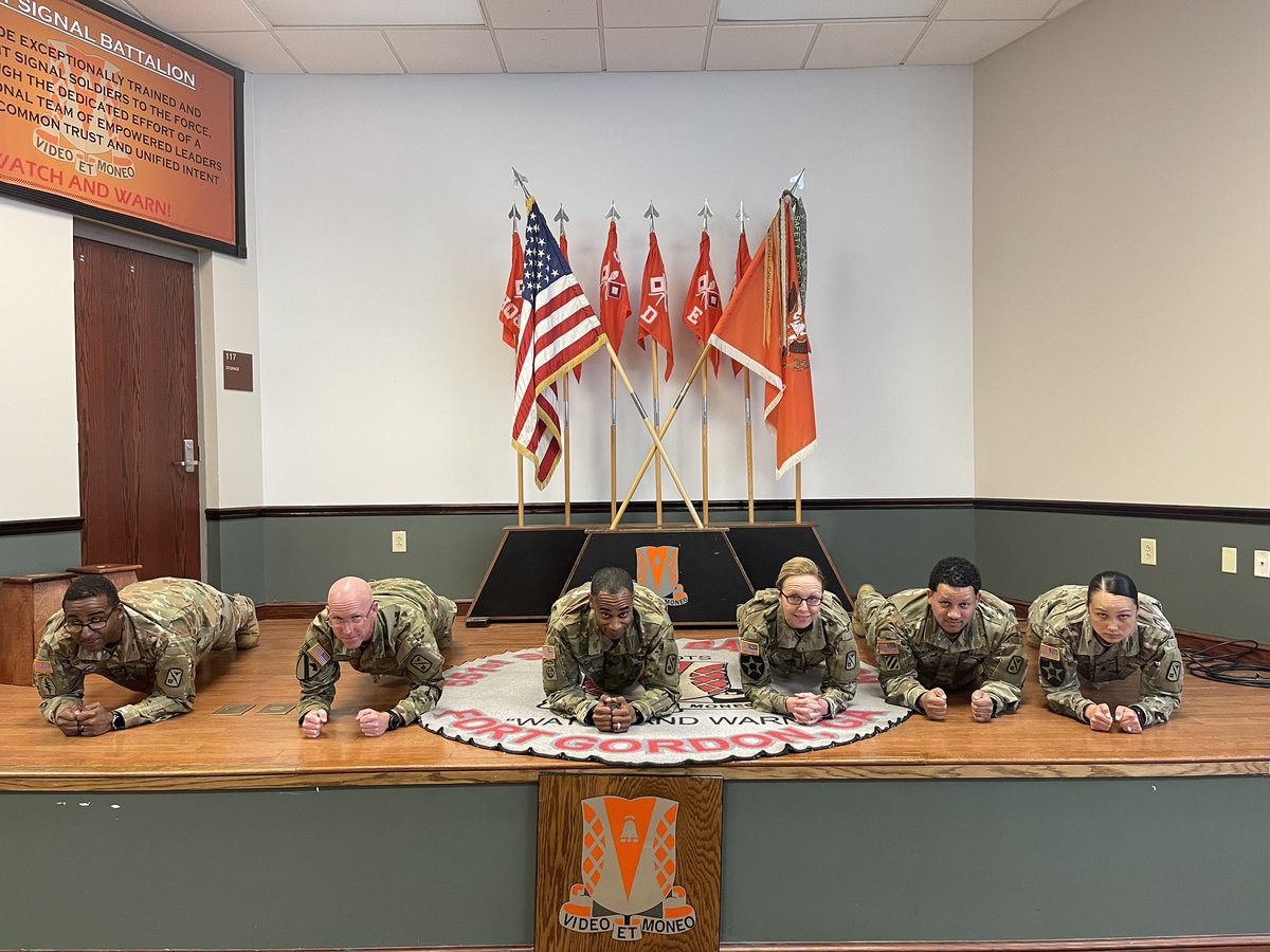 551stSignal's tweet photo. How is your Monday going? The Patriot 7s started their CSM and 1SGs Huddle off with a little #PlankTalk. This completes day 4 of the Plank and Hand Release Push Challenge. #Day4 #PlankChallenge #HRPChallenge #PlankingWithPatriots #30DayPlankChallenge #30DayHRPChallenge #ACFT https://t.co/in3lykQwAf