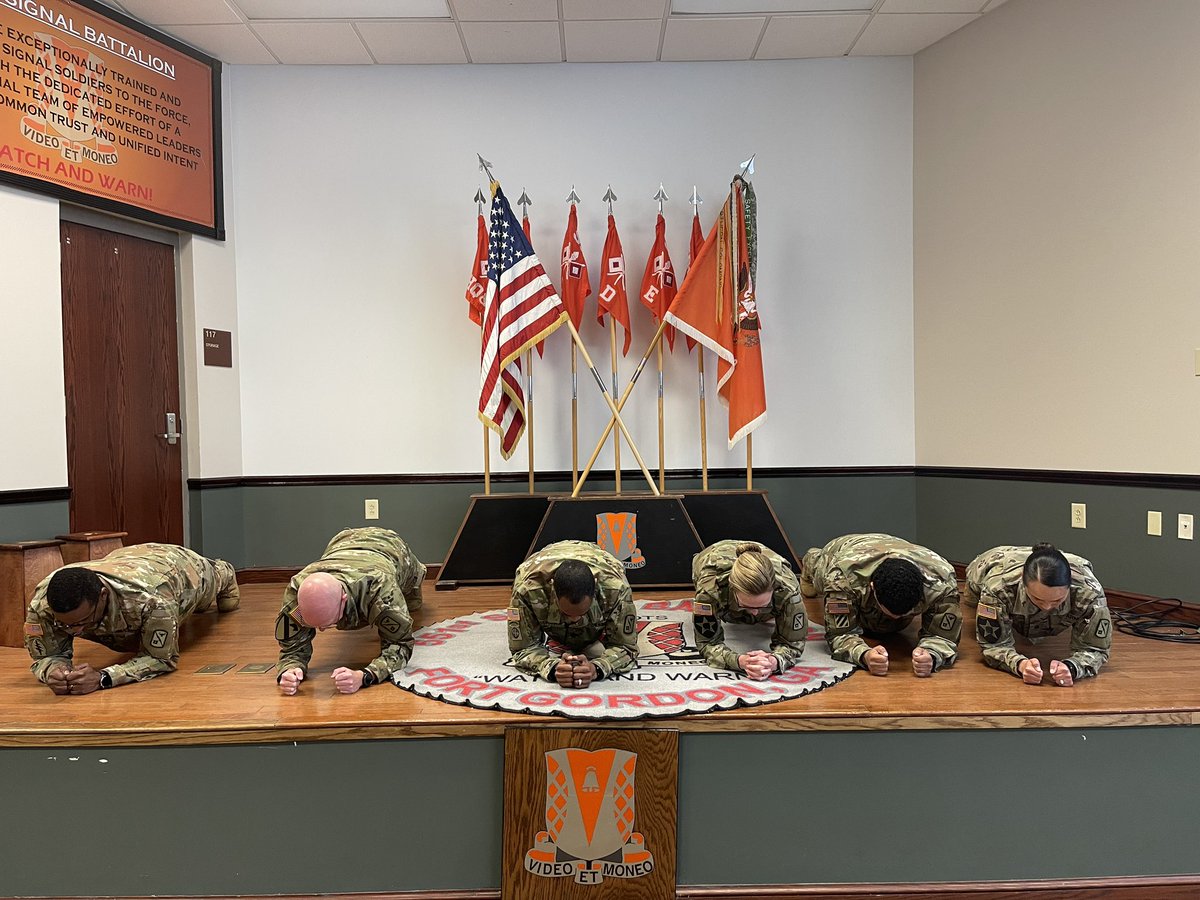 551stSignal's tweet photo. How is your Monday going? The Patriot 7s started their CSM and 1SGs Huddle off with a little #PlankTalk. This completes day 4 of the Plank and Hand Release Push Challenge. #Day4 #PlankChallenge #HRPChallenge #PlankingWithPatriots #30DayPlankChallenge #30DayHRPChallenge #ACFT https://t.co/in3lykQwAf