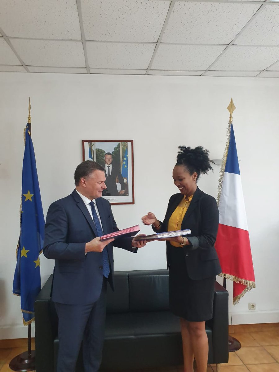 antoine_anfre's tweet photo. Signature avec Sandra Nsanganirwe de la Convention entre l'Ecole Francophone Antoine de Saint-Exupéry et l'Agence pour l'Enseignement Français à l'Etranger. Avec ce nouveau statut, l'EFASE va pouvoir aller de l'avant !
@nsanganirwe 
@aefeinfo https://t.co/LsKFJwfQH3