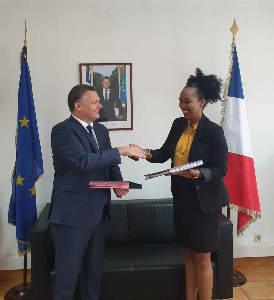 antoine_anfre's tweet photo. Signature avec Sandra Nsanganirwe de la Convention entre l'Ecole Francophone Antoine de Saint-Exupéry et l'Agence pour l'Enseignement Français à l'Etranger. Avec ce nouveau statut, l'EFASE va pouvoir aller de l'avant !
@nsanganirwe 
@aefeinfo https://t.co/LsKFJwfQH3