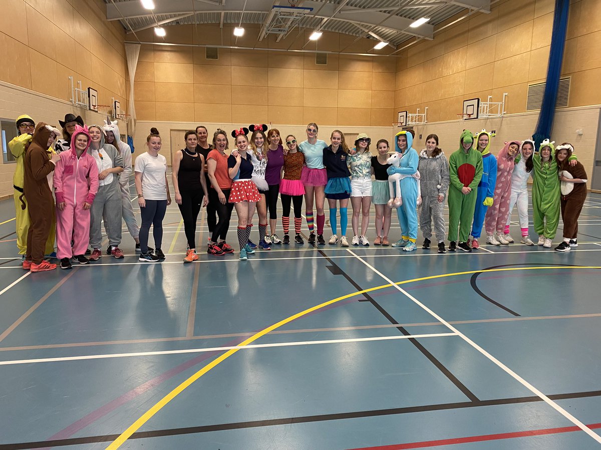 KSGSport's tweet photo. π- It was our last senior netball session today so we had fun in fancy dress, played & ate cake.Thank you to the parents and staff who joined in and helped us all enjoy a great afternoon. Thank you for a great season girls! #KingsNetball #KingsSchoolCommunity https://t.co/NtAQN0Po9Z