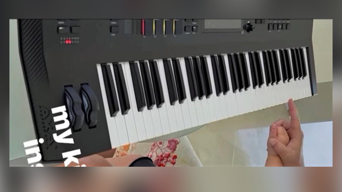 synthanatomy's tweet photo. Akai MPC Key 61 leak
https://t.co/MXdt8qW5Eq
#akaipro #akaimpckey #keyboard #synthesizer #sampler #groovebox #mpc #synthanatomy https://t.co/XLOeoIqm9e
