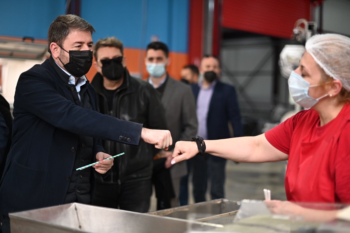 androulakisnick's tweet photo. Επισκέφτηκα σήμερα έναν από τους μεγαλύτερους πανευρωπαϊκά παραγωγούς προϊόντων με χαμηλό περιβαλλοντικό αποτύπωμα. Η Ευρώπη κατά 80% "πετά" τα πλαστικά είδη μιας χρήσης χάρη σε μια ελληνική εταιρεία. Άλλο ένα παράδειγμα υγιούς επιχειρηματικής εξωστρέφειας. #matrixpack #straws https://t.co/RcZrWSz6nW