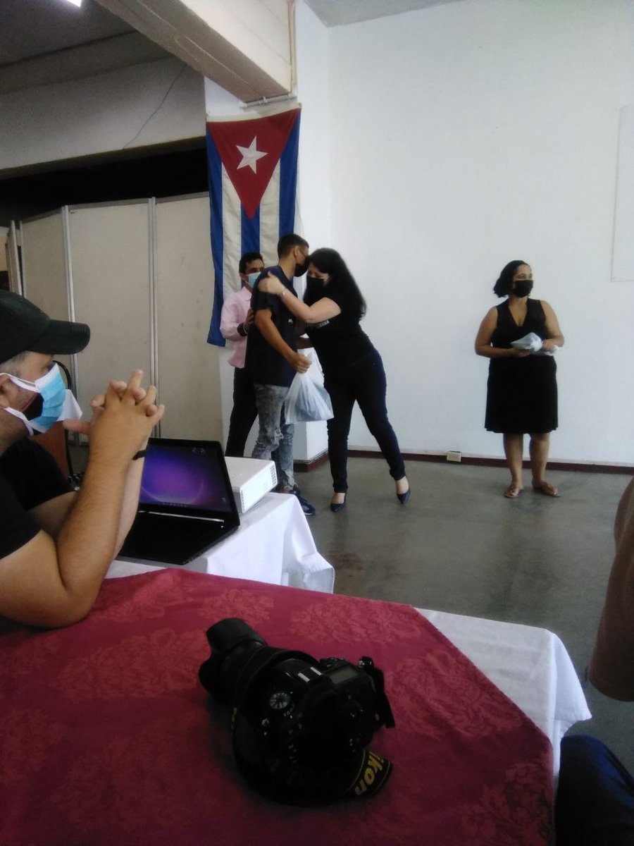 plaza_ujc's tweet photo. Entrega de la condición 60 aniversario al Periódico Granma. Intercambio con Michel Torres de Con filo. #VamosConTodo @UJCdeCuba https://t.co/f8d2aVEqFy