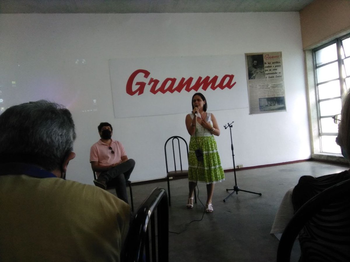 plaza_ujc's tweet photo. Entrega de la condición 60 aniversario al Periódico Granma. Intercambio con Michel Torres de Con filo. #VamosConTodo @UJCdeCuba https://t.co/f8d2aVEqFy