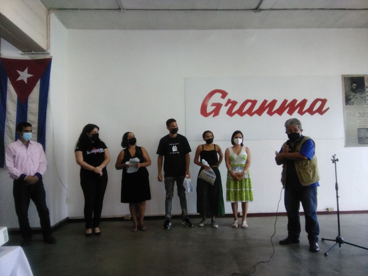 plaza_ujc's tweet photo. Entrega de la condición 60 aniversario al Periódico Granma. Intercambio con Michel Torres de Con filo. #VamosConTodo @UJCdeCuba https://t.co/f8d2aVEqFy