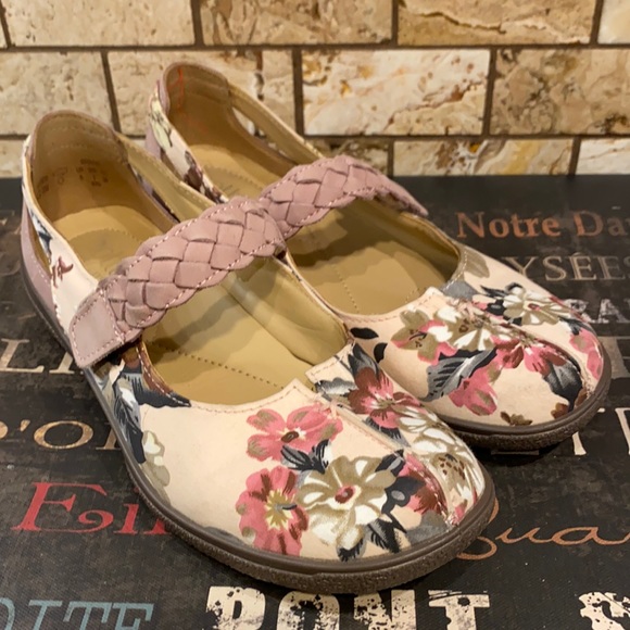 JanetMerryman's tweet photo. So good I had to share! Check out all the items I'm loving on @Poshmarkapp #poshmark #fashion #style #shopmycloset #hotter #jcrew: https://t.co/ZBji0tHics https://t.co/mRMQHe7LYR