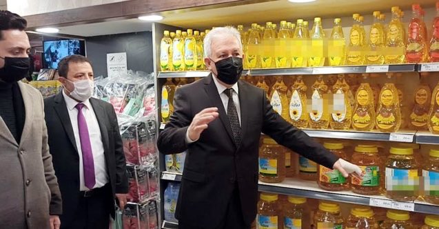 tokcem's tweet photo. N’oooldu lo?
Kameralar eşliğinde kravatlı memurlarınızla, zabıtalarınızla denetim tiyatrolarınız enflasyonu düşüremedi mi?
Hayret!!!
Üzümlü kekte enflasyon kaç çıkmış? https://t.co/TV5gcHUahD
