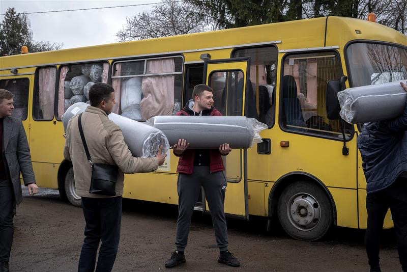ShelterBox's tweet photo. 🇺🇦 Aid distribution in #Ukraine has begun!

Our partner @CLOVEKVTISNI started to distribute mattresses to collective centres in Lviv #Ukraine, where people fleeing the war are gathering for safety and shelter. https://t.co/bvRnJWEXhm
