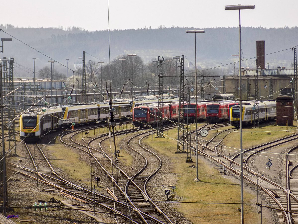 15Volt's tweet photo. #Tübingen Abstellanlage,
einfach mal #geknipst, egal wie man steht, es ist immer irgendwie ein #Mast oder ein #Stabilisator im weg. Noch wird Tübingen mit #Dieseltriebzüge überschattet, ↩️
#bwegt #BR650 #BR622 #BR612 #Lint54 #Bahn #TübingenBW #Ermstalbahn #Ammertalbahn
7️⃣/1️⃣ https://t.co/6qc5pyEoFZ