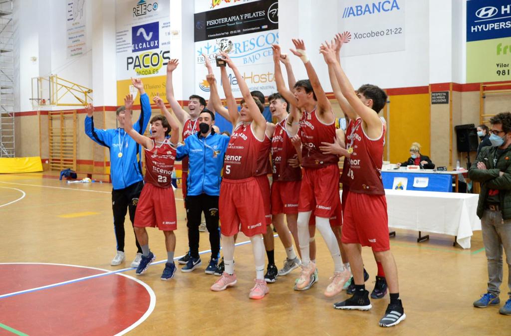 OBRADOIROCAB's tweet photo. 🏀 CANTEIRA:

Fin de semana ben bonito para o Obradoiro Peleteiro, que recibiu o trofeo de Campión Galego 1ª Div. Junior Masculino.

Así, os nosos disputarán o Campionato de España Junior 🔥

Parabéns, rapaces! 💪🏼

📝 https://t.co/KFksCrFnRw

#SomosObra https://t.co/puAenWlHXx