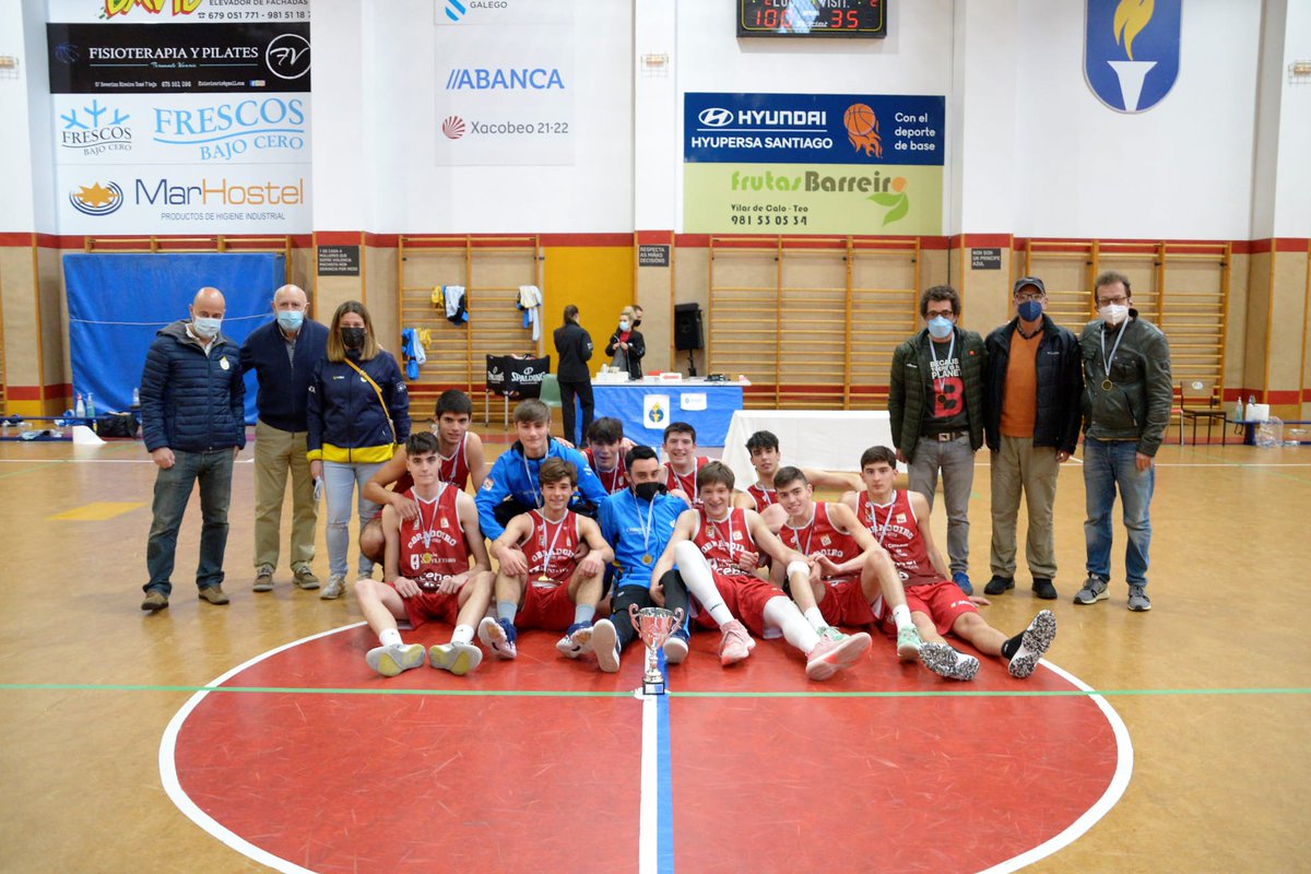 OBRADOIROCAB's tweet photo. 🏀 CANTEIRA:

Fin de semana ben bonito para o Obradoiro Peleteiro, que recibiu o trofeo de Campión Galego 1ª Div. Junior Masculino.

Así, os nosos disputarán o Campionato de España Junior 🔥

Parabéns, rapaces! 💪🏼

📝 https://t.co/KFksCrFnRw

#SomosObra https://t.co/puAenWlHXx