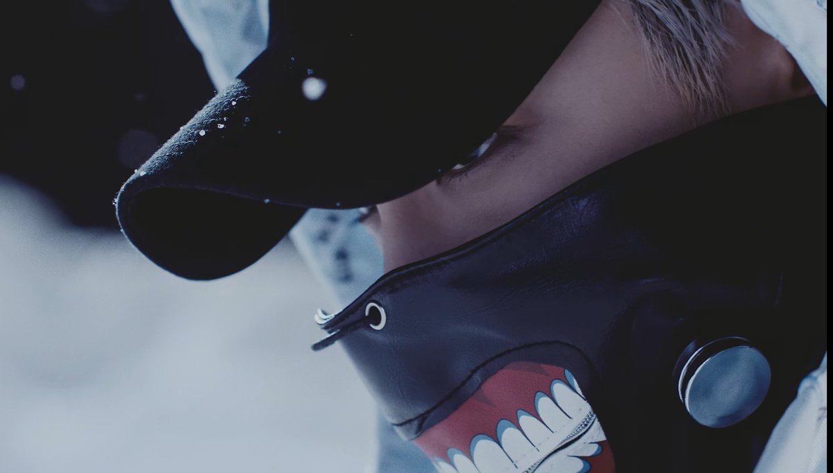itomaeto_'s tweet photo. พี่ท็อปใส่หน้ากากคาเนกิ ตัวละครจากมังงะTokyo ghoul เป็นหน้ากากที่ตัวละครใส่เพื่อปิดบังและซ่อนตัวเองจากสังคม เพราะตัวเองนั้นแตกต่างและไม่ถูกยอมรับ 
😭😭😭😭😭😭   
และคาเนกิก็เคยถูกทรมาน จนรู้สึกไม่อยากยอมรับสิ่งที่ตัวเองเป็น #BIGBANG_StillLife https://t.co/ZjjEw4y2HX