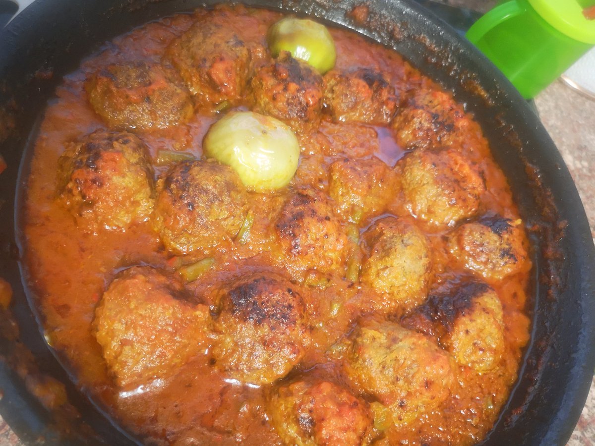 joblijob16's tweet photo. The high cost of #energy requires imagination in the kitchen.
Here I went for this sharp #meetballs in 3 medium fresh tomato and 1 red paprika sauce for the job with added green beans under 25 to serve with long grain #rice. https://t.co/7kvgGNKVLq