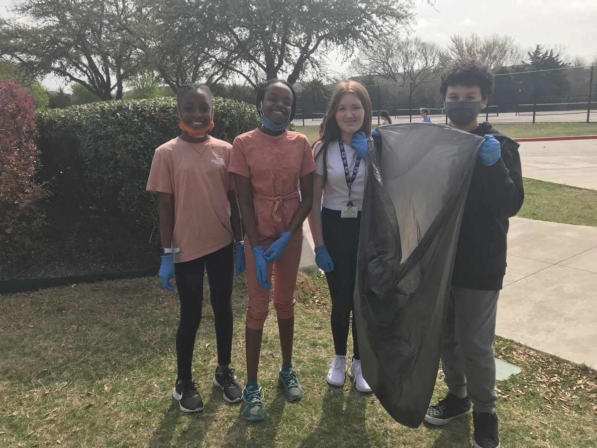 tannenbaumlab's tweet photo. Campus clean up! @FMS_Plano #stucoservice π https://t.co/NYwo3LPf1M