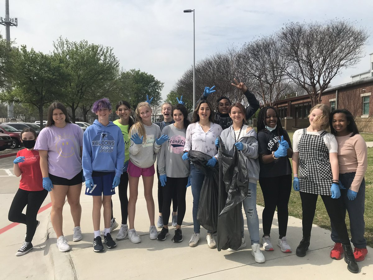 tannenbaumlab's tweet photo. Campus clean up! @FMS_Plano #stucoservice π https://t.co/NYwo3LPf1M
