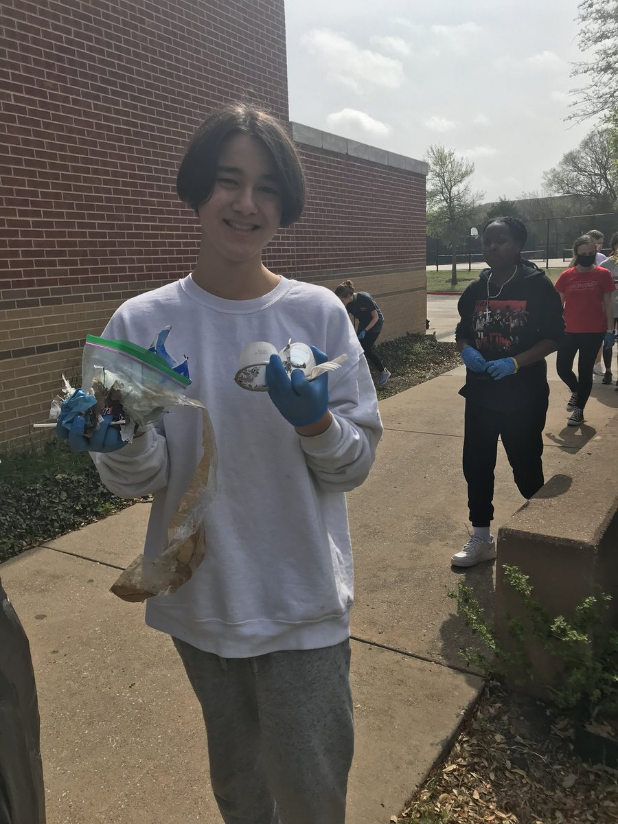 tannenbaumlab's tweet photo. Campus clean up! @FMS_Plano #stucoservice π https://t.co/NYwo3LPf1M
