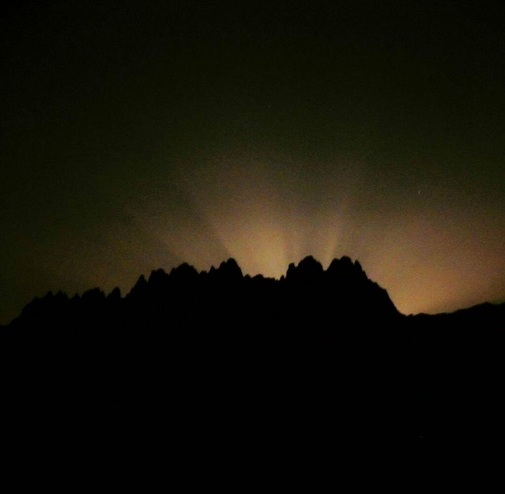PureLasCruces's tweet photo. 📷 @visiblespectrumphoto
Moon Rays, right before the moon crests over the Organ needles
#lascruces #moonrising #moonrays #organmountains #purelascruces #lascrucesnm #instagramersofnm #scenicsouthernnm https://t.co/xkQpWrUVx8