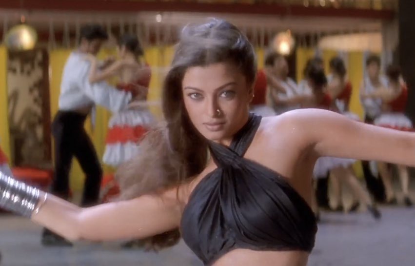 madhubeIIa's tweet photo. the 90s bollywood semi-grunge aesthetic with the kajal, nude lip, thick hair and dark color palettes is unmatched. https://t.co/2Fc6ky5dLG