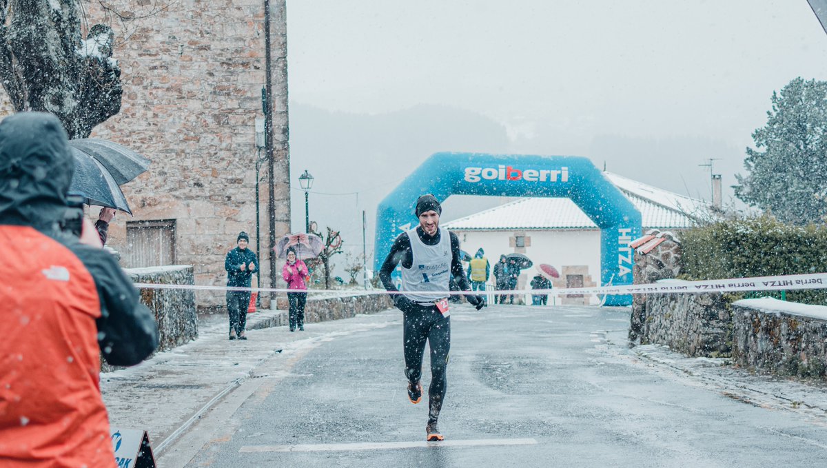 josu_urresta's tweet photo. 𝘌𝘴𝘧𝘰𝘳𝘵𝘻𝘶𝘢 𝘴𝘢𝘳𝘪 𝘣𝘪𝘩𝘶𝘳𝘵𝘻𝘦𝘯 𝘥𝘦𝘯𝘦𝘢𝘯..
✨💙

📸Mila esker👉🏼Endika Diaz Garcia.
Argazki hauek nire kontakizunaren parte izatera igaro dira orain..Ederrak!🤩🥰

❣️𝐀𝐬𝐭𝐞 𝐎𝐍❣️

⌚@PolarSpain
👟@inov8_ESP

@leharreiML 
#trailrunning
#LeharreiMendiLasterketa https://t.co/dnyyqbp6pJ