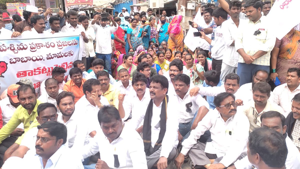 JanaSenaParty's tweet photo. పశ్చిమ ప్రాంతమైన మార్కాపురాన్ని జిల్లా కాకుండా తీవ్ర అన్యాయం చేసిన వైసీపీ ప్రభుత్వనికి వ్యతిరేకంగా జేఏసీ ఆధ్వర్యంలో జేఏసీ వైస్ చైర్మన్ మరియ జనసేన పార్టీ నియోజకవర్గ ఇంచార్జ్ ఇమ్మడి కాశీనాధ్ గారు భారీ జన సందోహంతో మార్కాపురం పట్టణంలోని ర్యాలీ నిర్వహించి, నిరసన కార్యక్రమం చేపట్టారు. https://t.co/lgVCV8zYWk