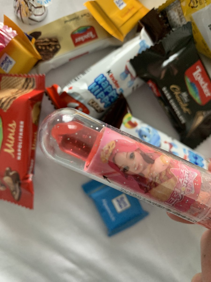 ilyrora's tweet photo. pulls + this candy lipstick 🥹 https://t.co/diTjtEcu3f