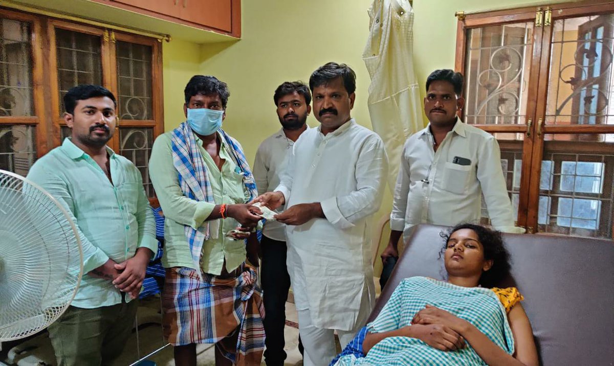 JanaSenaParty's tweet photo. తిరుపతి హాస్పిటల్స్ లో చికిత్స పొందుతున్న భాకరాపేట ఘాట్ లో యాక్సిడెంట్ కు గురైన క్షతగాత్రులను రాష్ట్ర ప్రధాన కార్యదర్శి శ్రీ చిలకం మధుసూదన్ రెడ్డి గారు తిరుపతికి విచ్చేసి వారిని పరామర్శించి ఇచ్చిన మాట ప్రకారం ఒక్కొక్కరికి 10 వేల రూపాయల చొప్పున కుటుంబ సభ్యులకు మొత్తం రూ.25000 రూ. https://t.co/4z4yqhwoh4