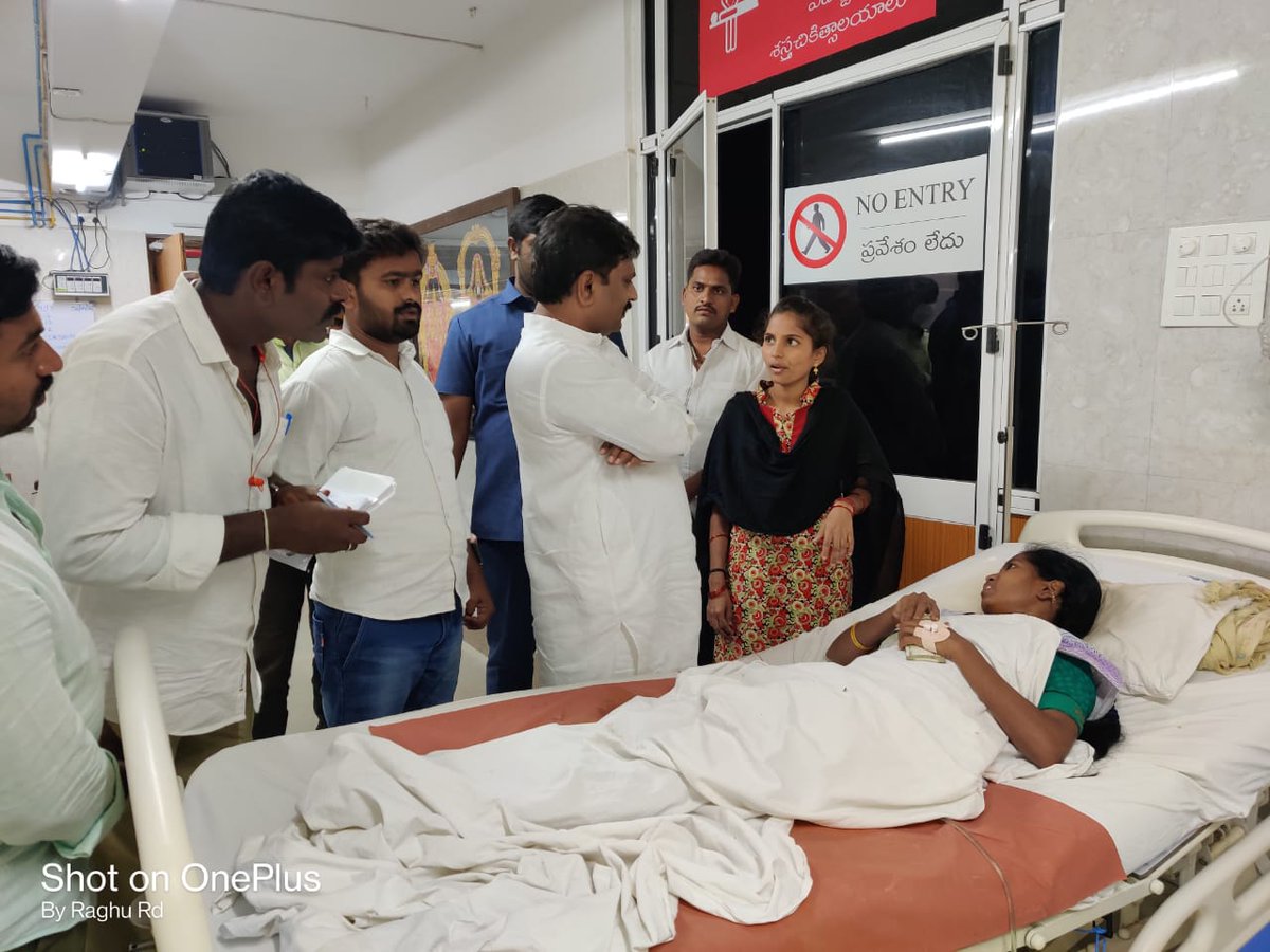 JanaSenaParty's tweet photo. తిరుపతి హాస్పిటల్స్ లో చికిత్స పొందుతున్న భాకరాపేట ఘాట్ లో యాక్సిడెంట్ కు గురైన క్షతగాత్రులను రాష్ట్ర ప్రధాన కార్యదర్శి శ్రీ చిలకం మధుసూదన్ రెడ్డి గారు తిరుపతికి విచ్చేసి వారిని పరామర్శించి ఇచ్చిన మాట ప్రకారం ఒక్కొక్కరికి 10 వేల రూపాయల చొప్పున కుటుంబ సభ్యులకు మొత్తం రూ.25000 రూ. https://t.co/4z4yqhwoh4