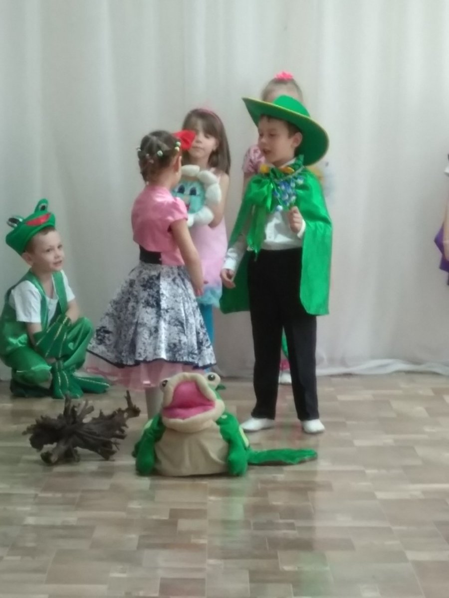 Mishina_ES's tweet photo. Ребята порадовали гостей фрагментами сказок "Золушка", "Дюймовочка" и "Приключения Буратино". Сам Буратино золотым ключиком и открыл впервые дверь в нашу библиотеку. Не обошлось, конечно, без стихов, песен и даже гимна библиотеке! https://t.co/L3KLrDKtrN