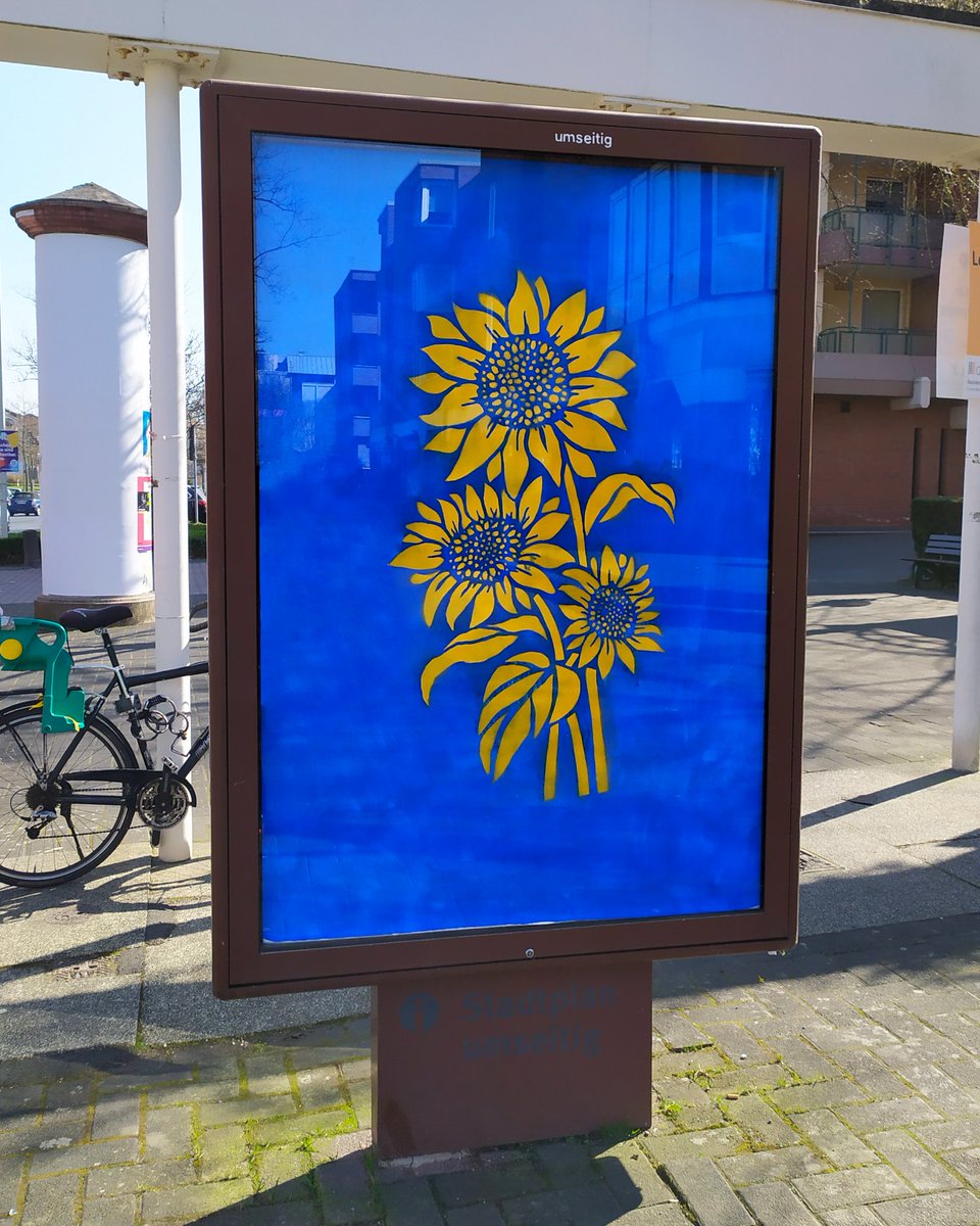 adbusting's tweet photo. Sonnenblumen für Putin. Ein dummer Text über eine ernste Angelegenheit: https://t.co/egNcBCN6O7 

#adbusting #ukraine #russland #putin #UkraineKrieg #Selenskyj #Kriegsverbrechen #bonn #streetart https://t.co/FKKuZge2lM
