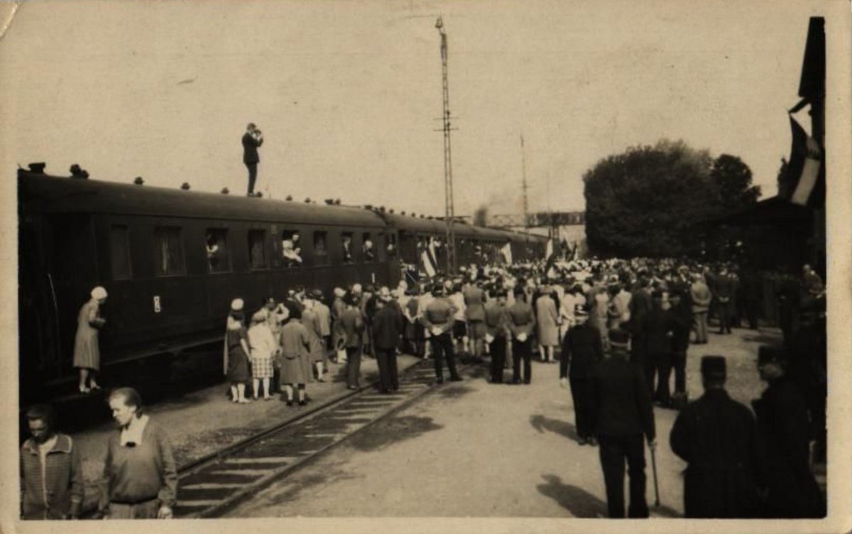 Pillandia's tweet photo. Estonian train welcome ceremony on Hungary border.
1930s.
https://t.co/nq6YsVytri
🇪🇪 #Eestimaa #Eesti #Észtország #Raudtee
🇭🇺 #Magyarország #Ungari #Railway
🇨🇿 #Československo #Tšehhoslovakkia
@NVeszpremi @uldis_balodis @PilleRunnel https://t.co/lG3fNgn11E