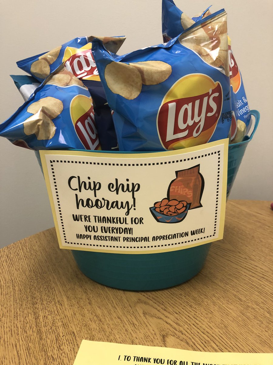 natnatpriceAP's tweet photo. When your 7th grade creates a scavenger hunt to celebrate AP Appreciation Week!  Day 1 clues and treat!  Working with all of them is truly the best gift! #lovewhereyouwork @HollyGroveMS @Southernarea1 https://t.co/Dxu7wpxscY