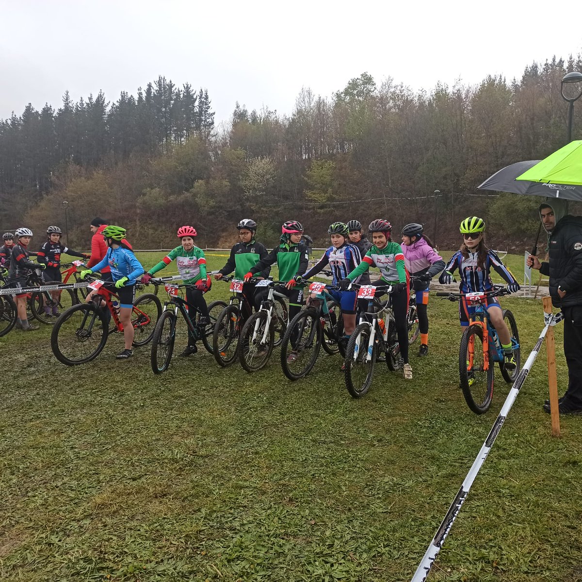 GelaPedagogikoa's tweet photo. Berrizko #MiniGreenSeries lehian parte hartu zuten gure #BTT Eskolako kideek, txapeldunak denak!!

Los integrantes de nuestra BTT Eskola participaron en las #MiniGreenSeries de #Berriz, denak txapeldunak!

🙌🙌💪💪 https://t.co/Nah3puE0HS
