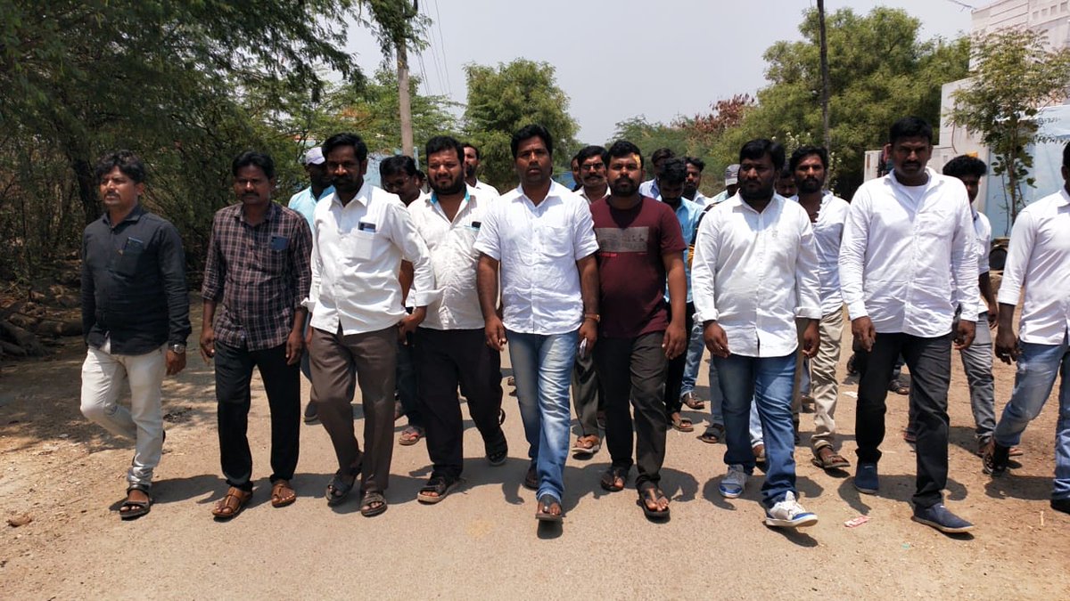 JanaSenaParty's tweet photo. ఉరవకొండ నియోజకవర్గం, బెళుగుప్ప మండలం, తాసిల్దార్ కార్యాలయం వద్ద చలివేంద్రం ఏర్పాటు చేస్తున్న మండల జనసేన నాయకులు మీద కర్రలతో కొట్టి దారుణం గా దాడి చేసారు.దాడిలో తీవ్రంగా గాయపడిన బోయ రామాంజినేయులు ని జనసేన ఉపాధ్యక్షులు ఈశ్వరయ్య పరామర్శించి, స్థానిక పోలీస్ స్టేషన్లో ఫిర్యాదు చేశారు. https://t.co/KtzuiUm977