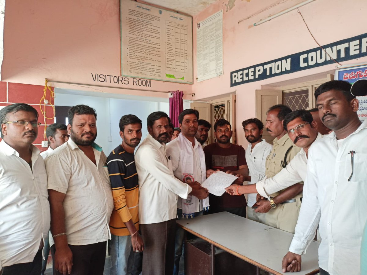 JanaSenaParty's tweet photo. ఉరవకొండ నియోజకవర్గం, బెళుగుప్ప మండలం, తాసిల్దార్ కార్యాలయం వద్ద చలివేంద్రం ఏర్పాటు చేస్తున్న మండల జనసేన నాయకులు మీద కర్రలతో కొట్టి దారుణం గా దాడి చేసారు.దాడిలో తీవ్రంగా గాయపడిన బోయ రామాంజినేయులు ని జనసేన ఉపాధ్యక్షులు ఈశ్వరయ్య పరామర్శించి, స్థానిక పోలీస్ స్టేషన్లో ఫిర్యాదు చేశారు. https://t.co/KtzuiUm977