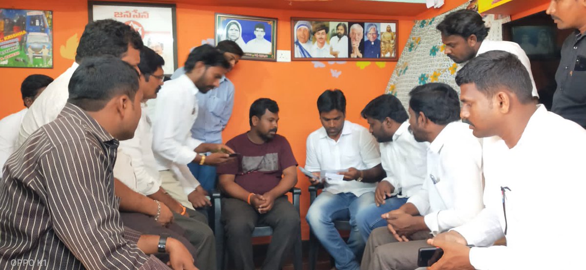 JanaSenaParty's tweet photo. ఉరవకొండ నియోజకవర్గం, బెళుగుప్ప మండలం, తాసిల్దార్ కార్యాలయం వద్ద చలివేంద్రం ఏర్పాటు చేస్తున్న మండల జనసేన నాయకులు మీద కర్రలతో కొట్టి దారుణం గా దాడి చేసారు.దాడిలో తీవ్రంగా గాయపడిన బోయ రామాంజినేయులు ని జనసేన ఉపాధ్యక్షులు ఈశ్వరయ్య పరామర్శించి, స్థానిక పోలీస్ స్టేషన్లో ఫిర్యాదు చేశారు. https://t.co/KtzuiUm977