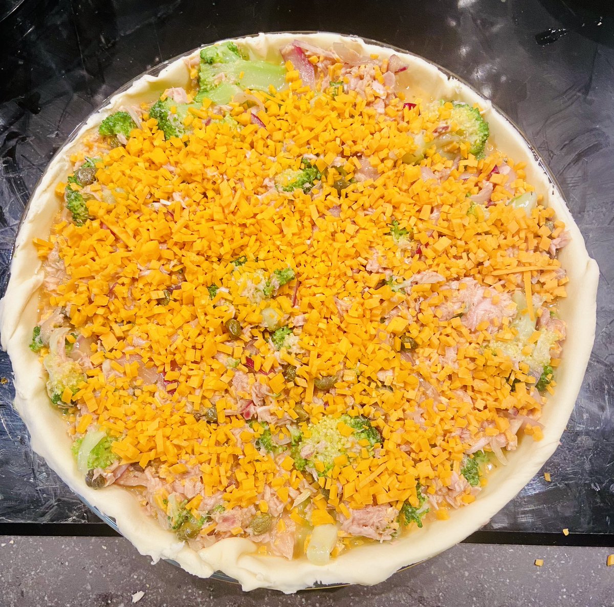 bartdecl's tweet photo. Heb nog nooit van mijn leven een #quiche gemaaktβ¦
Dus nu ben ik benieuwd hoe deze over 35 minuten uit de oven gaat komen #broccoli #rodeui #eieren #tonijn #kappertjes #cheddar #bladerdeeg #knoflook #peper #oregano https://t.co/LJQBj5kJrb